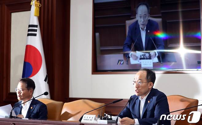 추경호 경제부총리 겸 기획재정부 장관(사진 오른쪽)이 12일 오전 서울 종로구 세종대로 정부서울청사에서 열린 비상경제장관회의 겸 수출투자대책회의에서 모두 발언을 하고 있다.  2023.7.12/뉴스1 ⓒ News1 김명섭 기자