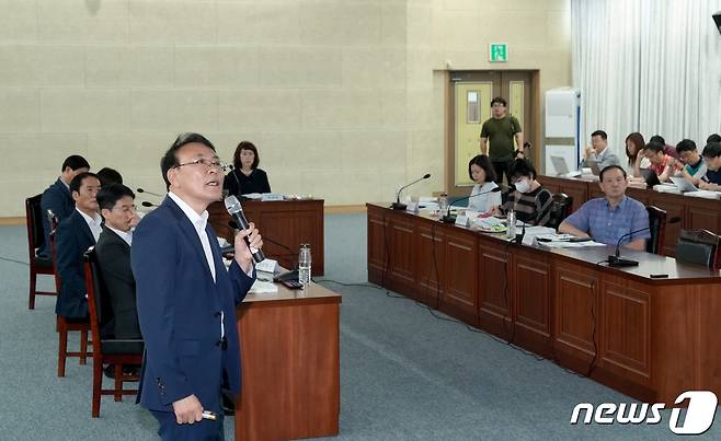 '제주형 행정체제 도입 등을 위한 공론화 추진 연구용역' 중간보고회가 지난 11일 제주도청 탐라홀에서 열리고 있다.(제주도청 제공)/뉴스1