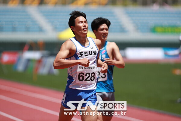 김의연은 24일 오후 강원도 정선종합경기장에서 열린 '제77회 전국육상경기선수권대회' 남자부 400m 결선에 출전해 47초15를 기록하면서 가장 먼저 결승선을 통과했다. 사진┃데일리런 제공