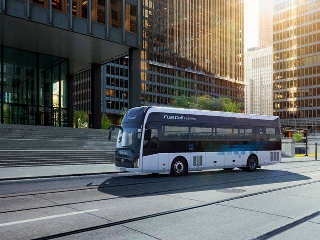 현대자동차가 출시한 세계 최초 고속형 대형버스 급 수소연료전지버스 '유니버스 수소전기버스'의 모습. /현대자동차