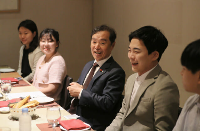 김병준 전경련 회장직무대행이 29일 올라 여의도 파크센터점에서 열린 '청년전자(청년 전경련 자문단)와의 오찬'에 참석해 MZ세대들과 다양한 의견을 교환했다.. (사진=전경련)