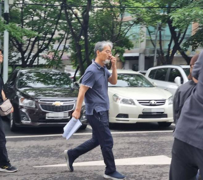 12일 오전 10시24분께 자본시장법 위반 혐의를 받는 강기혁씨(52)가 서울남부지법에서 진행되는 영장실질심사를 위해 법정으로 이동하고 있다/사진=황서율 기자chestnut@