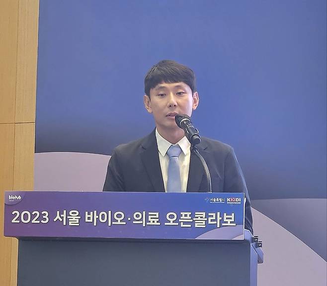 이수민 삼진제약 연구센터장이 12일 서울 송파구 롯데월드타워 SKY21 컨벤션에서 열린 ‘2023 서울바이오·의료 오픈 콜라보’에서 발표하고 있다./염현아 기자