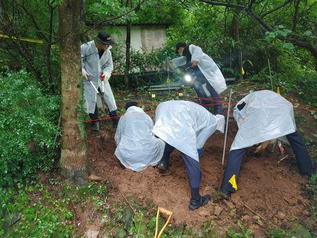 전남경찰청이 30대 친모 A 씨가 암매장 했다고 주장한 영아의 시신을 발굴하기 위해 전남 광양 한 야산에서 수색 작업을 벌이고 있다. 전남경찰청 제공