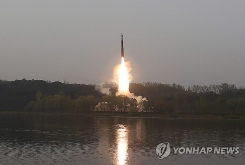 日정부 "北 ICBM, 최장시간 비행…日 EEZ 밖 낙하"[연합뉴스 자료사진]