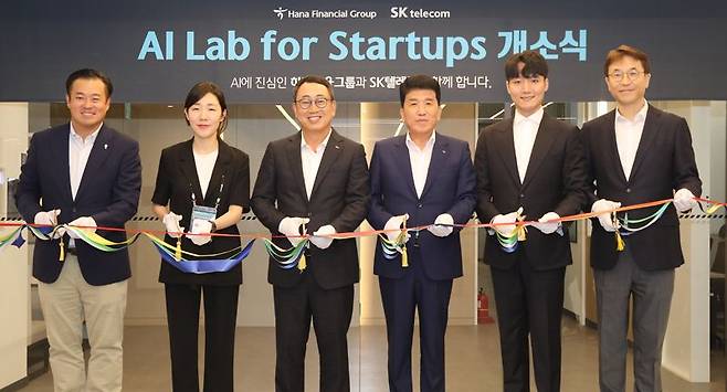 11일 서울 강남구 스파크플러스 코엑스점에서 열린 AI LAB for startups 개소 행사에서 함영주 하나금융그룹 회장(왼쪽에서 네번째)과 유영상 SK텔레콤 대표이사(왼쪽에서 세번째)가 내외빈 및 관계자들과 함께 축하 테이프 커팅을 하며 기념촬영을 하고 있다.하나금융제공