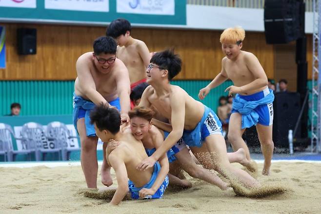 지난 4월 충북 증평종합스포츠센터에서 열린 '제24회 증평인삼배전국장사씨름대회' 초등부 단체전에서 우승한 호서남초등학교 선수들이 우승 세레머니를 하고 있다. 사진=연합뉴스