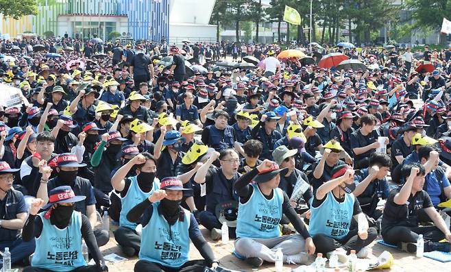 민주노총 울산본부가 12일 오후 울산 남구 태화강역 광장에서 총파업 결의대회를 개최한 가운데 참가자들이 정권 퇴진을 촉구하는 구호를 외치고 있다. 뉴시스