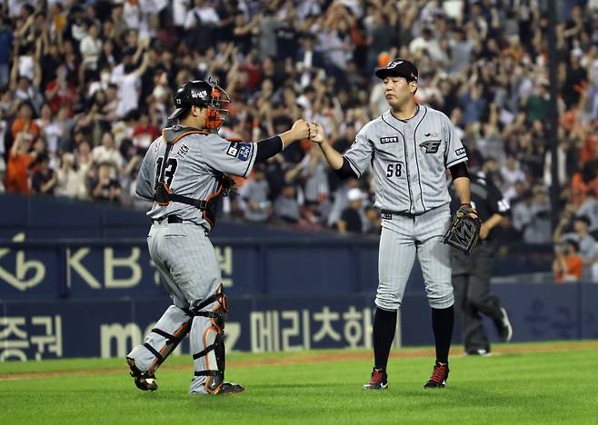 [서울=뉴시스] 고승민 기자 = 12일 서울 잠실야구장에서 열린 2023 KBO 리그 한화 이글스 대 LG 트윈스 경기, 2대1로 LG를 꺾은 한화 선수들이 자축하고 있다. 2023.07.12. kkssmm99@newsis.com <저작권자ⓒ 공감언론 뉴시스통신사. 무단전재-재배포 금지.> /사진=뉴시스화상