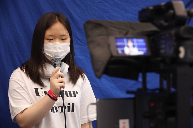 ‘2023 서울진로직업박람회’에 방문한 한 학생이 방송 뉴스 제작 체험을 하고 있다. 김혜윤 기자