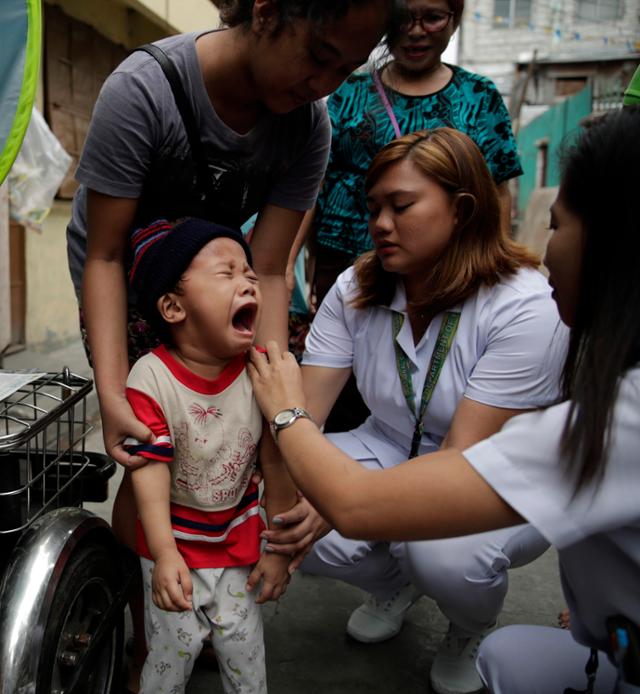 2019년 필리핀 마닐라 남부 라스 피냐스에서 한 어린이가 홍역 예방 접종을 맞으며 울고 있다. 마닐라=EPA 연합뉴스