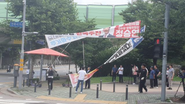 인천시 연수구 원인재역사거리에서 연수구청 직원들이 현수막을 철거하고 있다. 임명수 기자