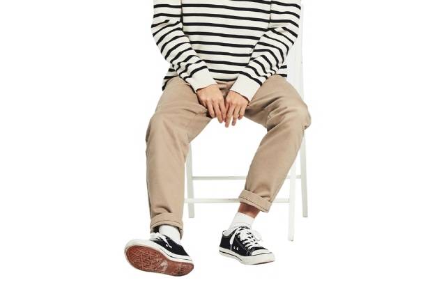 의자에 편하게 앉았을 때 다리가 벌어지는 사람은 허벅지 안쪽 근육인 ‘내전근’이 약해진 상태일 수 있다./사진=게티이미지뱅크