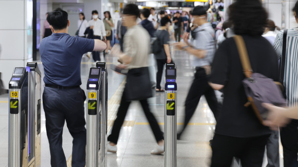 <yonhap photo-2579="">12일 지하철 1호선 종각역에서 시민들이 개찰구를 통과하고 있다. 연합뉴스</yonhap>