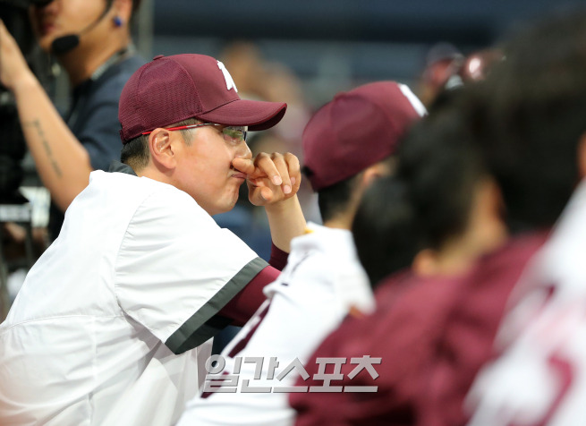 2023 KBO 프로야구 키움 히어로즈와 KT 위즈의 경기가 12일 오후 서울 고척스카이돔에서 열렸다. 9회말 무사 1,2루 김혜성의 타구가 라인드라이브가 되며 병살처리되자 홍원기 감독이 굳은 표정을 짓고 있다. 고척=김민규 기자 mgkim1@edaily.co.kr /2023.07.12/