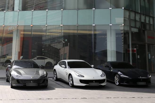 국내에 등록된 3억원을 넘는 초고가 승용차 가운데 75%가 법인차로 나타났다. 뉴스1