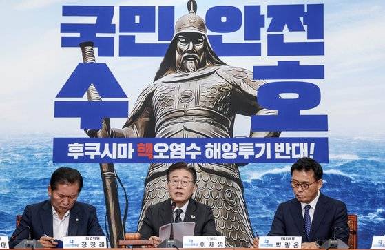 이재명 더불어민주당 대표가 지난 10일 오전 국회에서 열린 최고위원회에서 발언하고 있다. 더불어민주당은 이날 당대표 회의실에 일본의 후쿠시마 오염수 해양 투기와 관련해 이순신 장군이 그려진 백드롭을 새로이 설치했다. 김성룡 기자