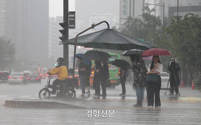 서울과 경기, 강원을 중심으로 호우특보가 발효된 11일 시민들이 우산을 쓴 채 서울 종로구 세종대로 사거리 횡단보도에서 신호를 기다리고 있다. 권도현 기자