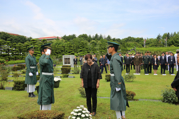 12일 부산 남구 유엔기념공원에서 열린 ‘제41주기 리차드 위트컴 장군 추모식’에서 장군의 딸인 위트컴희망재단 민태정 이사장이 장군 묘역에 헌화하고 있다. 유엔평화기념관 제공