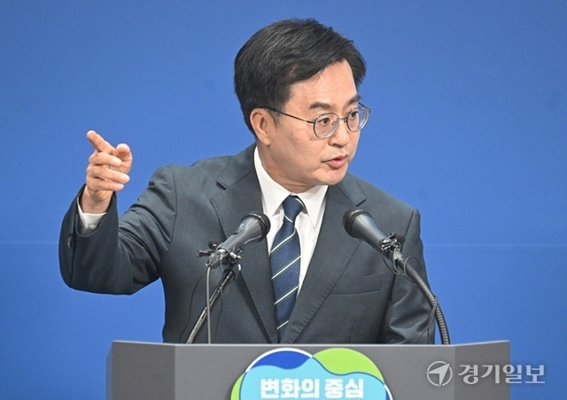 김동연 경기도지사가 12일 오전 경기도청 브리핑룸에서 서울-양평 고속도로 사업 관련 입장을 발표하고 있다. 조주현기자