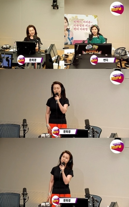 배우 문희경이 신곡 ‘누려봐’의 포인트 안무를 공개했다. 사진=SBS 러브FM ‘이숙영의 러브FM’ 캡처