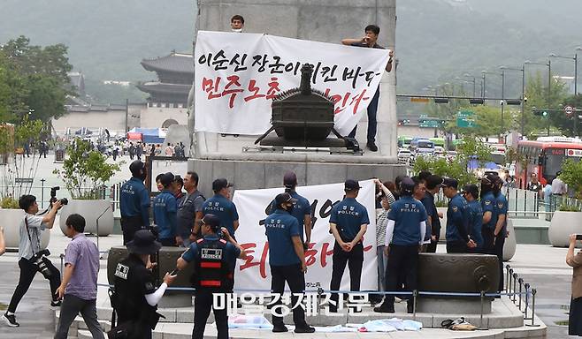 민주노총 조합원들이 12일 서울 종로구 광화문광장 이순신장군 동상에서 일본 핵오염수 해양투기 반대 기습시위를 하고 있다. 2023.07.12[이충우기자]