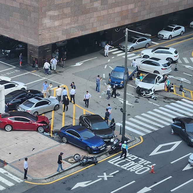 현대백화점 앞 교통사고 현장. [사진 제공 = 연합뉴스]