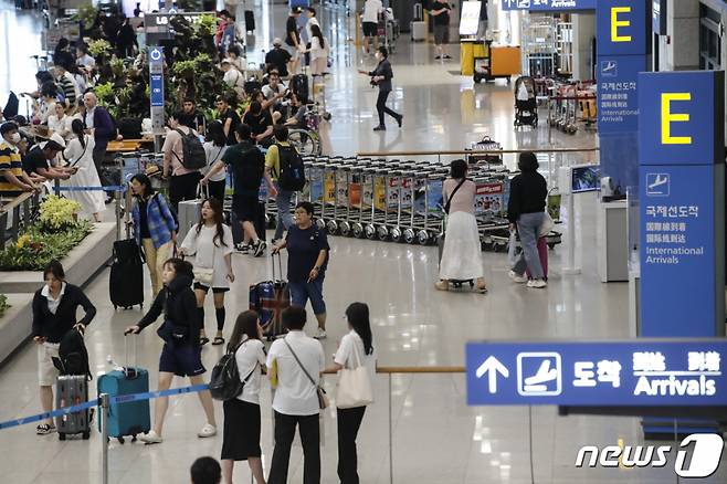 (인천공항=뉴스1) 김도우 기자 = 동남아시아 지역에 뎅기열이 유행하면서 국내 유입 환자도 전년 동기간에 비해 5배 넘게 증가해 뎅기열 감염에 대한 주의가 당부되고 있다.  한편, 질병관리청은 7월부터 11월까지 전국 13개 공항과 항만으로 입국하는 동남아시아 여행객을 대상으로 무료 뎅기열 신속진단검사를 실시한다고 밝혔다.  사진은 2일 인천국제공항 제1여객터미널 입국장의 모습. 2023.7.2/뉴스1  Copyright (C) 뉴스1. All rights reserved. 무단 전재 및 재배포 금지.