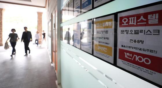 12일 부동산 정보제공 업체 '경제만랩'의 국토교통부 실거래가 공개시스템 분석에 따르면 월세 선호현상에 고액 월세가 늘어나고 있는 것으로 분석됐다. 올해 상반기 월 차임 100만원 이상이 총 2032건 거래되며 해당 통계 집계 이래 최초로 거래량 2000건을 돌파했다. 월 100만원 이상 서울 소형 오피스텔은 송파구가 가장 많았다. 올 상반기에만 313건의 계약이 이뤄졌다./사진=뉴스1