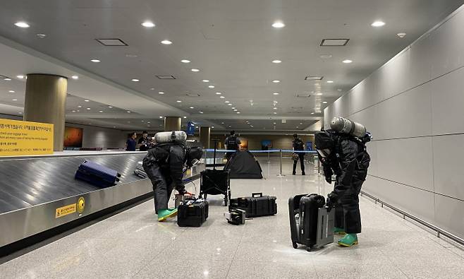 인천공항공사가 지난 11일 인천공항 제1여객터미널에서 '인천공항 생화학 테러 대비 민·군 합동훈련'을 진행했다. 사진은 인천공항 폭발물처리반 요원이 생화학 테러 의심 물질을 분석하는 훈련을 진행하던 모습. /사진=인천공항공사