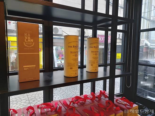 서울 용산구 이태원동 고깃집 텅앤그루브조인트에서는 대만 위스키인 ‘카발란’과 ‘발베니 12년 더블우드’를 팔고 있다. 김희량 기자