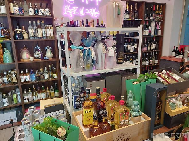 서울 중구 고깃집 광화문특고기의 내부. 이 매장이 운영하는 인근 보틀숍에서 위스키, 와인 등을 구입하면 무료로 콜키지 서비스를 이용할 수 있다. 매장 중간중간 위스키가 보인다. 김희량 기자