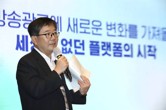 [서울=뉴시스] KT는 모바일 빅데이터 플랫폼기업 아이지에이웍스와 함께 11일 오후 서울 송파구 소피텔 앰배서더 서울 호텔에서 어드레서블 TV 광고 활성화를 위한 방송광고 디지털 트랜스포메이션 콘퍼런스를 열었다고 12일 밝혔다. 사진은 KT와 아이지에이웍스가 지난 11일 공동 주관한 '방송광고 디지털 트랜스포메이션' 컨퍼런스에서 김훈배 KT 미디어플랫폼사업본부장(전무)이 개회사를 하는 모습 (사진=KT 제공) *재판매 및 DB 금지