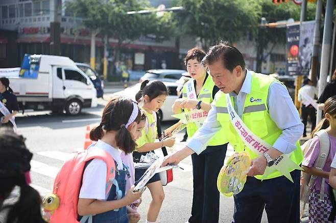 [부산=뉴시스] 부산 연제구는 지난 11일 오전 연산초등학교 앞에서 어린이보호구역 내 잇따른 교통 사망사고에 대한 구민 경각심 제고를 위해 ‘어린이보호구역 사망사고 예방 홍보활동’에 참여했다. (사진=연제구 제공) *재판매 및 DB 금지