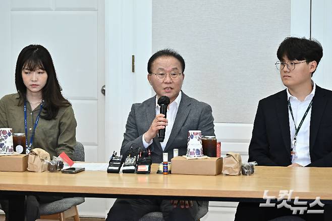 윤재옥 국민의힘 원내대표가 12일 서울 여의도 국회에서 열린 출입기자단과 함께하는 '브라운 백 미팅'에서 취재진의 질문에 답하고 있다. 윤창원 기자