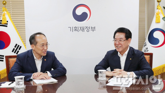 ▲김영록 전라남도지사가 12일 오전 서울시 종로구 세종로 정부서울청사에서 추경호 경제부총리 겸 기획재정부 장관을 만나 전남 주요 현안사업과 내년도 국비 지원을 요청하고 있다.ⓒ전라남도