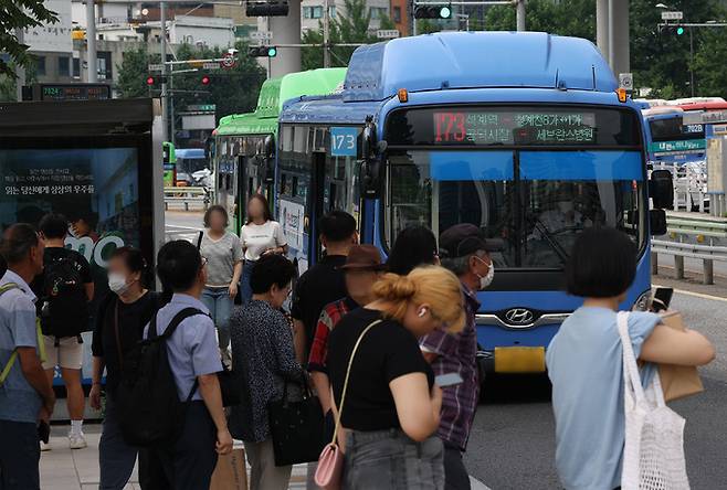 12일 오후 서울역 인근에서 버스들이 지나고 있다. 연합뉴스