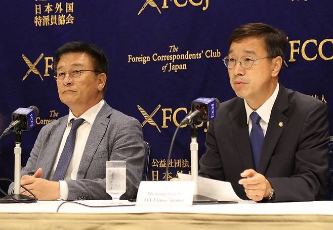 후쿠시마 제1원자력발전소 오염수 해양 방류 저지를 위해 일본을 방문한 야당 의원단의 단장을 맡은 위성곤 더불어민주당 의원(오른쪽)이 12일 도쿄 외국특파원협회에서 열린 기자회견에서 오염수 방류를 막을 대안을 찾아야 한다며 말하고 있다. 도쿄=연합뉴스