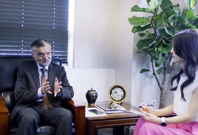 Pakistani Ambassador to Korea Nabeel Munir(left) speaks about Pakistan at the Pakistani Embassy in Seoul, Sinsa-dong, Gangnam-gu, Seoul. On the right is Lim Ji-min, interpreter and translator and CEO of JM Connect, who was in charge of the interview.