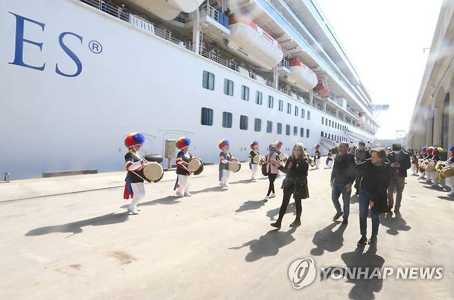 오랜만에 제주 찾은 크루즈 관광객 (서귀포=연합뉴스) 고성식 기자 = 19일 제주 서귀포시 제주민군복합형관광미항에 11만5천t급 크루즈선인 다이아몬드 프린세스호(11만5천t급) 입항한 가운데 크루즈 승객들이 환영행사가 열리는 주변을 통해 밖으로 나가고 있다. 크루즈선이 제주에 입항하는 것은 2019년 말 이후 3년여만이다. 2023.3.19 koss@yna.co.kr