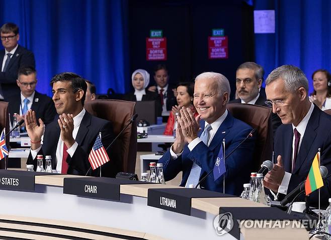 (왼쪽부터) 리시 수낵 영국 총리, 조 바이든 미국 대통령, 옌스 스톨텐베르그 나토 사무총장 [UPI 연합뉴스]