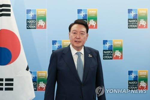 발언하는 윤석열 대통령  북대서양조약기구(NATO·나토) 정상회의에 참석하는 윤석열 대통령이 2023년 7월 11일 리투아니아 빌뉴스 나토 정상회의장에서 가진 옌스 스톨텐베르그 나토 사무총장과의 면담에 앞서 발언하고 있다.
 [연합뉴스 자료사진]