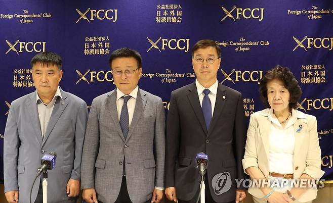한일 국회의원들 "日, 오염수 방류 계획 철회해야" (도쿄=연합뉴스) 박상현 특파원 = 후쿠시마 핵오염수 해양투기 저지 국회의원단과 일본 입헌민주당 아베 도모코 의원이 12일 도쿄 외국특파원협회에서 열린 기자회견에 앞서 사진 촬영에 응하고 있다. 이들은 일본 정부에 오염수 방류 계획 철회를 요구했다. 오른쪽부터 아베 의원, 더불어민주당 위성곤·윤재갑 의원, 한국 어민 박연환 씨.