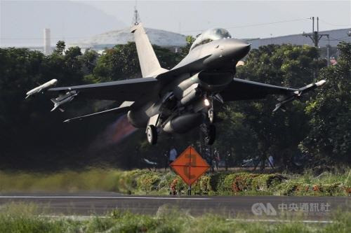 비상활주로에서 재이륙하는 대만군의 F-16 전투기 [대만 중앙통신사 캡처. 재판매 및 DB 금지]