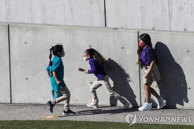 2022년 2월 미국 캘리포니아 한 학교 운동장에서 마스크를 쓴 어린이들이 놀고 있다. [EPA=연합뉴스]