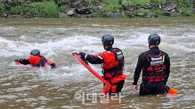 급류사고 대응 훈련 중인 구조대원들.(사진=경기도 제공)