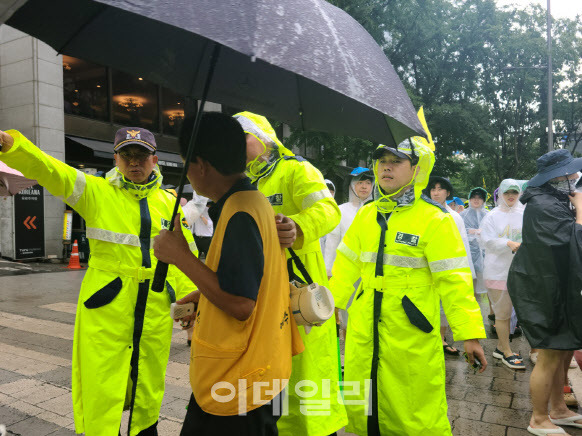 한 시민이 13일 오후 2시 서울 중구에서 보건의료노조 파업에 난입하자 경찰이 막고 있다.(사진=김영은 기자)