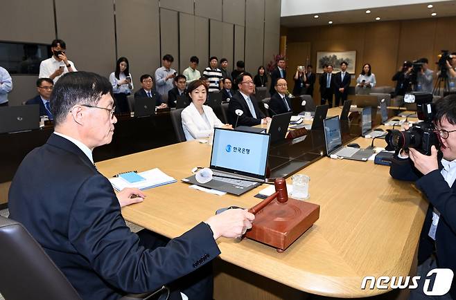 이창용 한국은행 총재가 13일 오전 서울 중구 한국은행에서 금융통화위원회 본회의를 주재하고 있다. /뉴스1