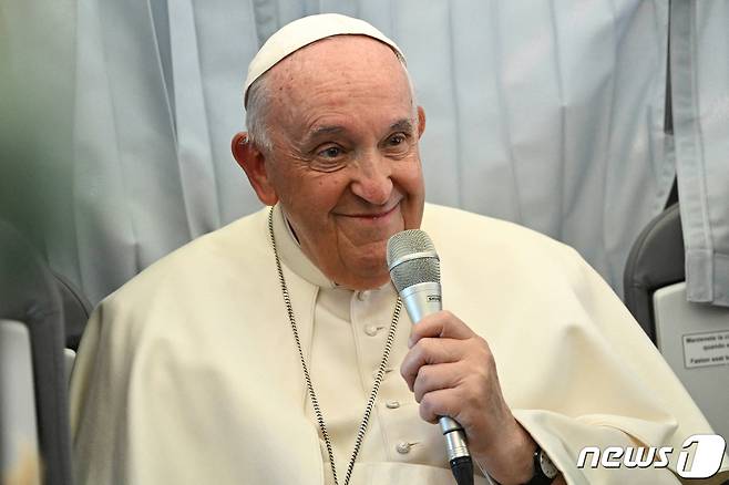 30일(현지시간) 프란치스코 교황이 헝가리에서 사도행전을 마치고 바티칸으로 돌아오는 비행기에서 기자회견을 열고 있다. ⓒ 로이터=뉴스1 ⓒ News1 권진영 기자