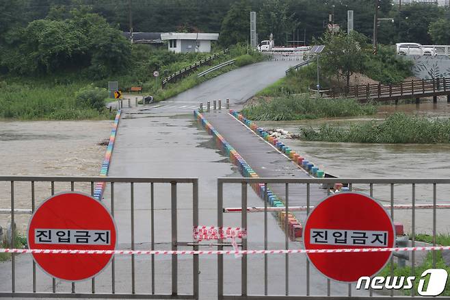 수도권 일대에 호우주의보가 발효된 13일 경기 오산시 오산천 잠수교가 통제되고 있다. 2023.7.13/뉴스1 ⓒ News1 김영운 기자